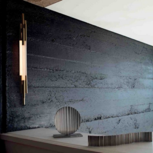 Applique murale Org de DCW composée de tubes verticaux lumineux diffusant une lumière douce et indirecte sur le mur.