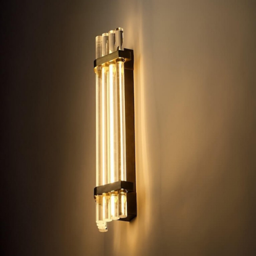 Applique murale Seagull de DCW au design graphique et aérien, diffusant une lumière indirecte douce le long du mur.