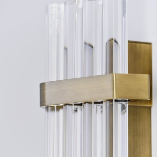 Applique murale Seagull de DCW au design graphique et aérien, diffusant une lumière indirecte douce le long du mur.