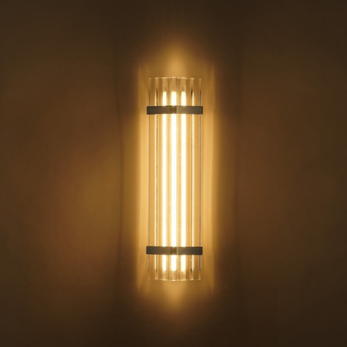 Applique murale Seagull de DCW au design graphique et aérien, diffusant une lumière indirecte douce le long du mur.