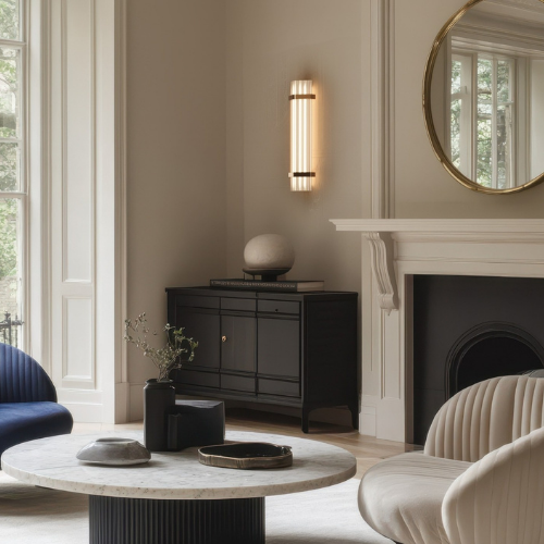 Applique murale Seagull de DCW au design graphique et aérien, diffusant une lumière indirecte douce le long du mur.