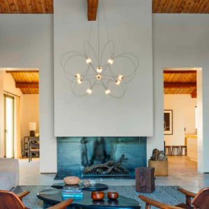 Munari 10 de chez DCW, suspension mobile composée de dix bras articulés déployés dans un espace intérieur