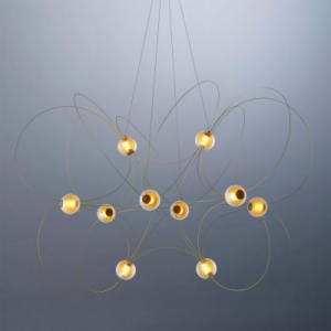 Munari 10 de chez DCW, suspension mobile composée de dix bras articulés déployés dans un espace intérieur