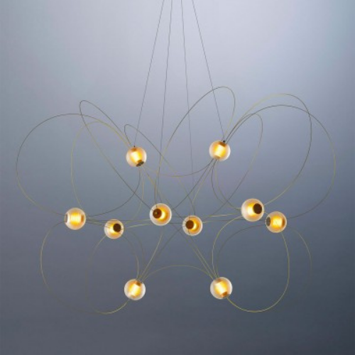 Munari 10 de chez DCW, suspension mobile composée de dix bras articulés déployés dans un espace intérieur