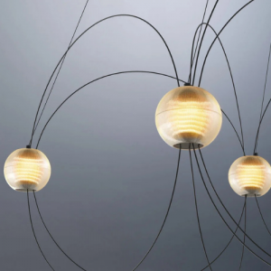 Munari 8 de chez DCW, suspension mobile composée de bras articulés multiples dans un espace intérieur