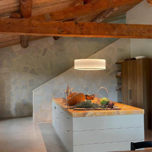 Suspension Ronde de chez 10h10, luminaire circulaire suspendu diffusant une lumière homogène