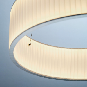 Suspension Ronde de chez 10h10, luminaire circulaire suspendu diffusant une lumière homogène