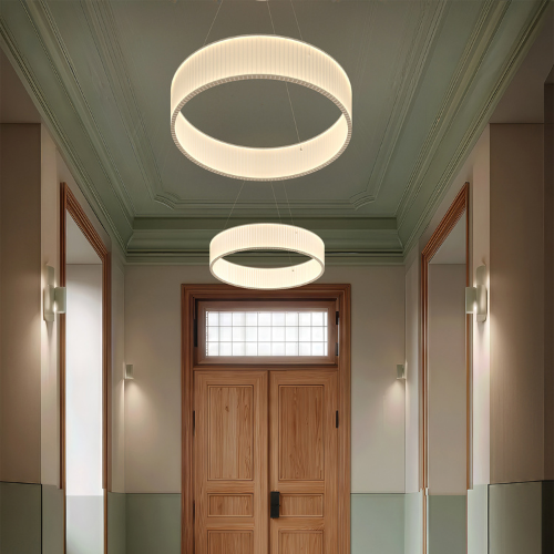 Suspension Ronde de chez 10h10, luminaire circulaire suspendu diffusant une lumière homogène